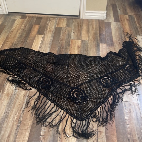 Vintage crocheted /beaded shawl - Picture 9 of 10